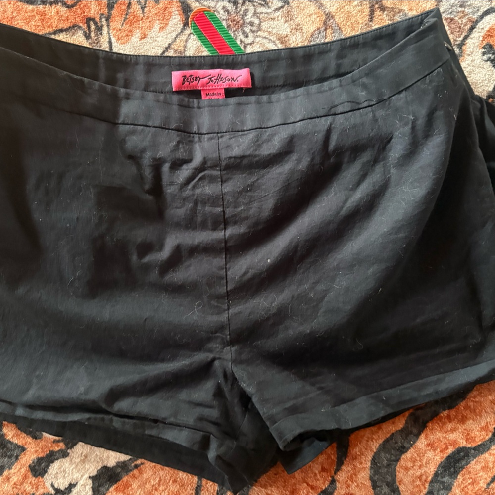 Booty ruffled Betsey Johnson Black dress shorts - Picture 4 of 4